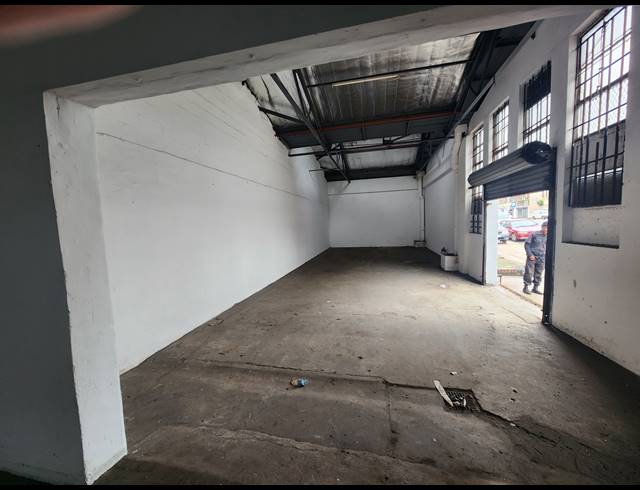 2,322M² WAREHOUSE FOR SALE IN UMBILO